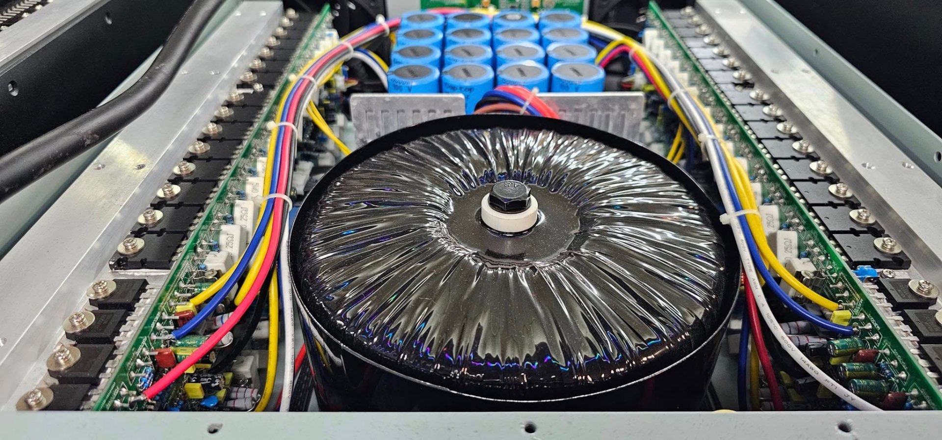 Toroidal power transformer and filter capacitor bank inside a professional power amplifier